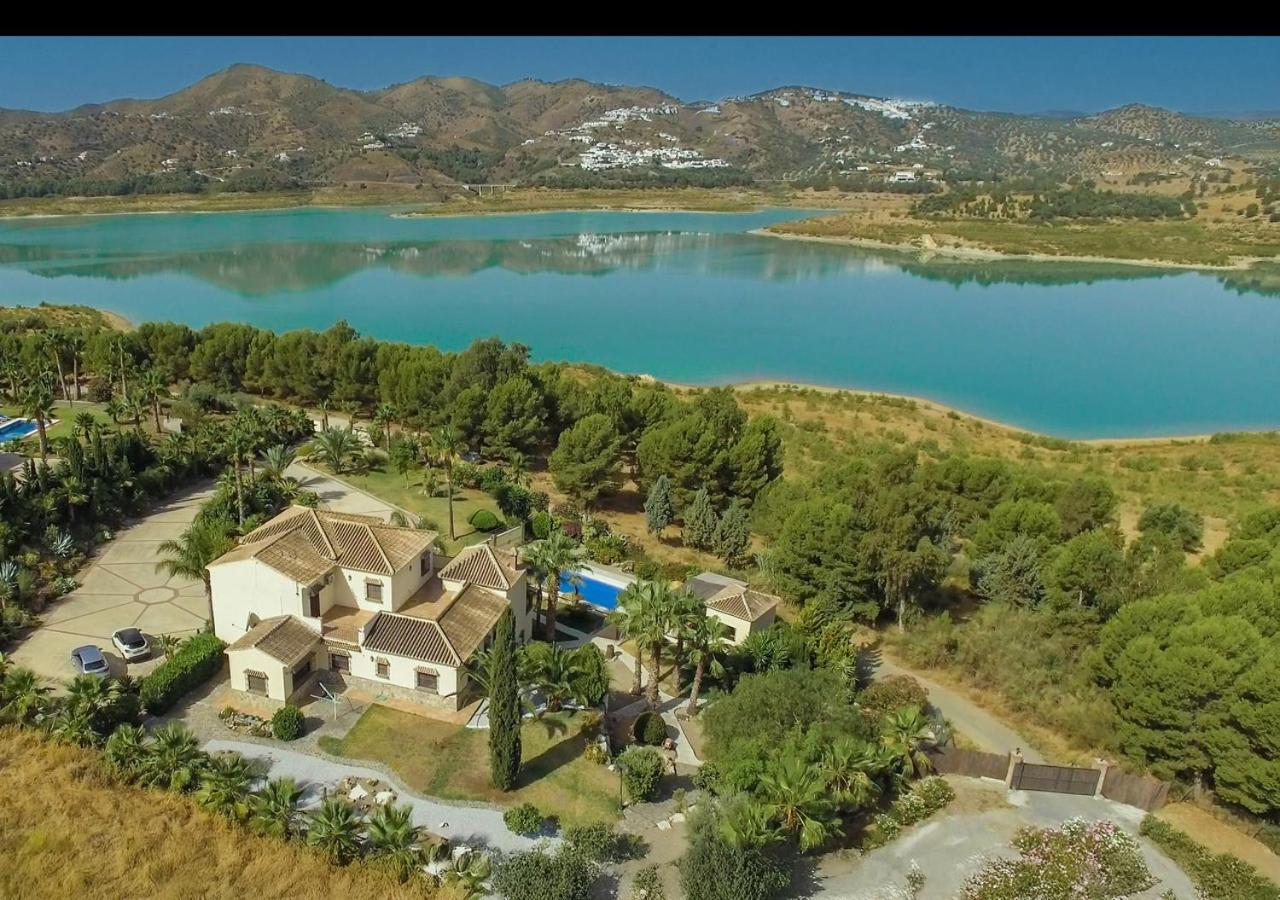 Exclusive Lakeside With Private Pool & Total Privacy Viñuela